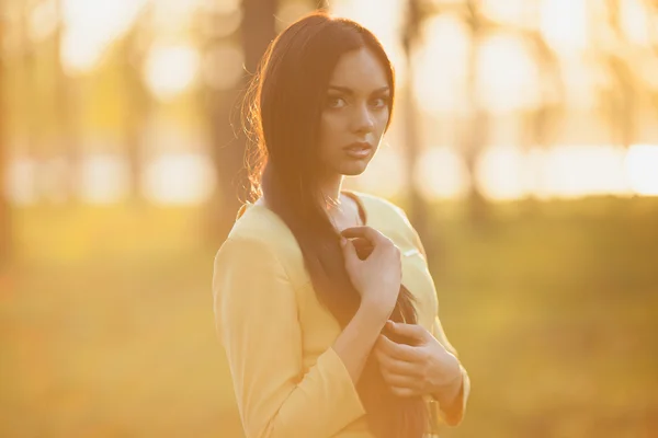 Young woman in evening sunlight — Stock Photo, Image