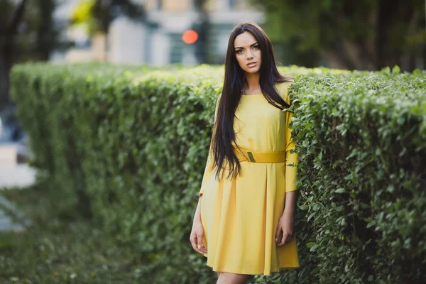 Jeune femme en robe jaune — Photo