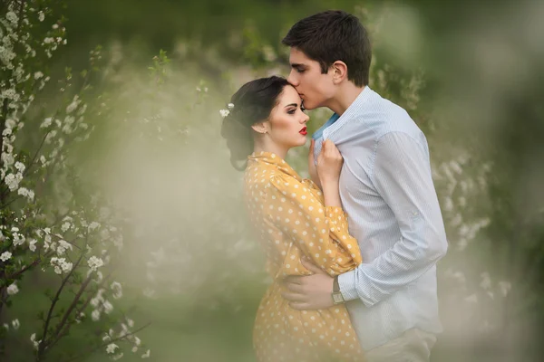 Belo casal no dia de primavera — Fotografia de Stock