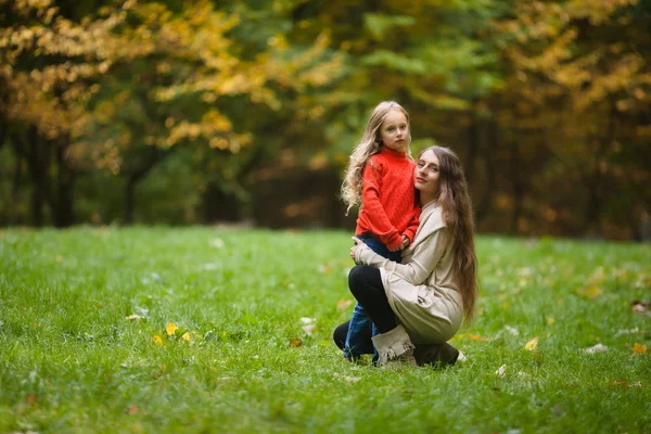 Mother and daughter in park — Stock Photo, Image