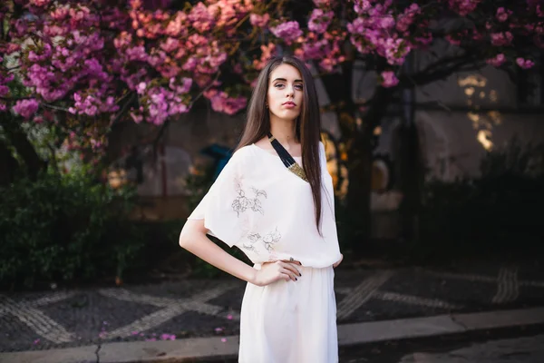 Jovem mulher em cerejas orientais — Fotografia de Stock