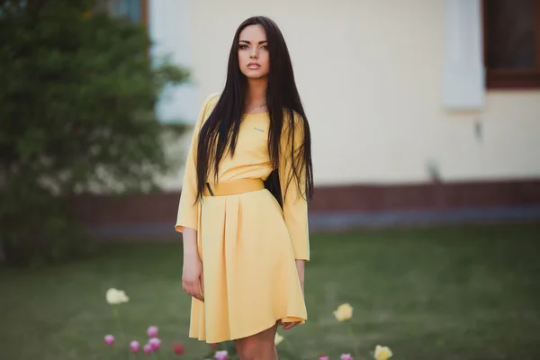 Giovane donna in abito giallo — Foto Stock