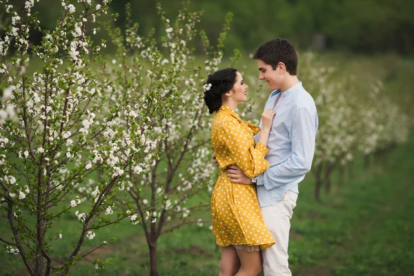 Belo casal no dia de primavera — Fotografia de Stock