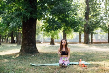 Snack sahip genç bir kadın