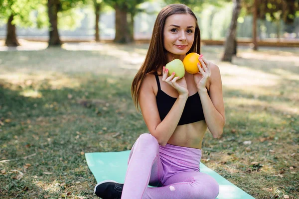 Mujer joven comiendo bocadillos — Foto de Stock