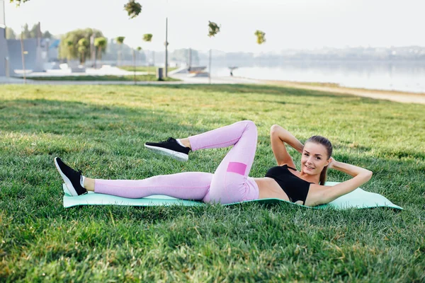 Mujer haciendo ejercicios de fitness — Foto de Stock