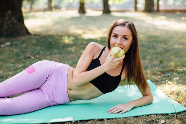 Young woman having snack — Stock Photo, Image