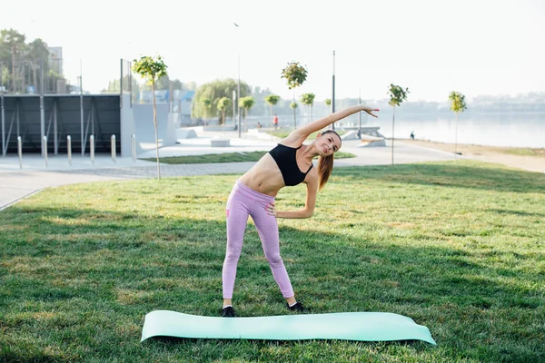 Mujer haciendo ejercicios de fitness — Foto de Stock