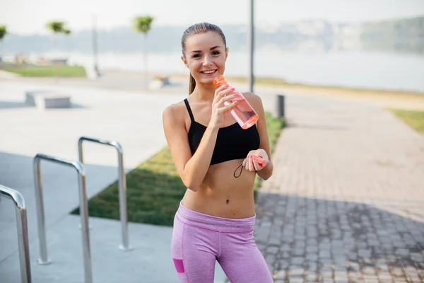 Junge Frau trinkt Wasser — Stockfoto