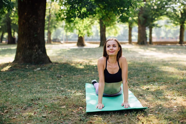 Mujer joven haciendo yoga — Foto de Stock