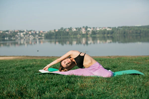 Mujer joven haciendo yoga — Foto de Stock