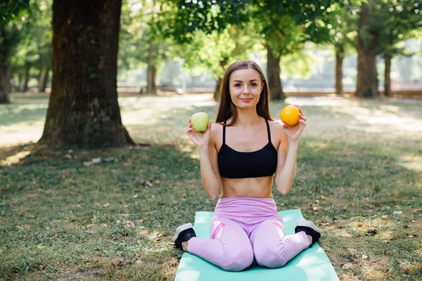 Mujer joven comiendo bocadillos — Foto de Stock