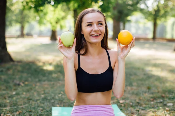 Mujer joven comiendo bocadillos — Foto de Stock