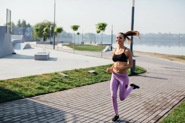 Mujer joven corriendo — Foto de Stock