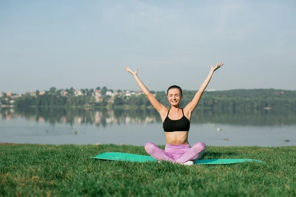 Młoda kobieta uprawia jogę — Zdjęcie stockowe