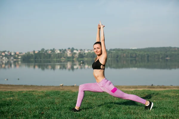 Mujer joven haciendo yoga — Foto de Stock