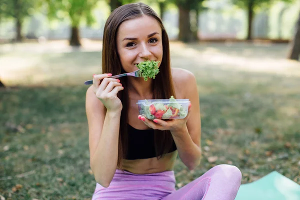 Jovem mulher fazendo lanche — Fotografia de Stock