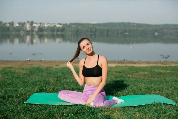 Mujer joven haciendo yoga — Foto de Stock