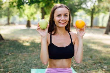 Snack sahip genç bir kadın