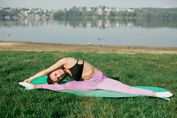 Mujer joven haciendo yoga — Foto de Stock