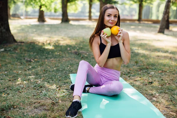 Jovem mulher fazendo lanche — Fotografia de Stock