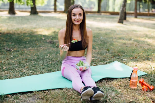 Mujer joven comiendo bocadillos — Foto de Stock