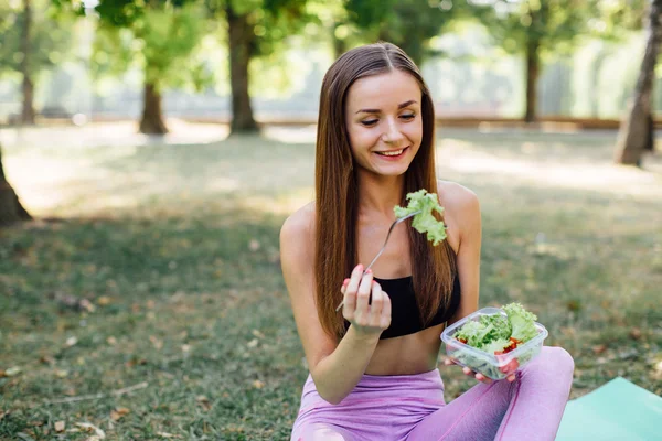 Jovem mulher fazendo lanche — Fotografia de Stock