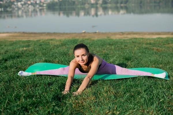 Mujer joven haciendo yoga — Foto de Stock