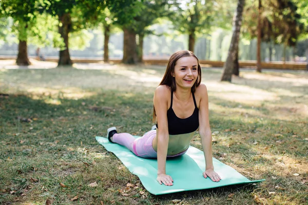 Mujer joven haciendo yoga — Foto de Stock