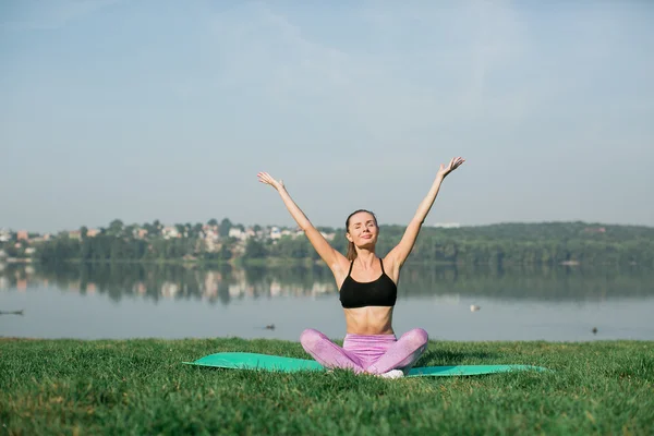 Mujer joven haciendo yoga — Foto de Stock