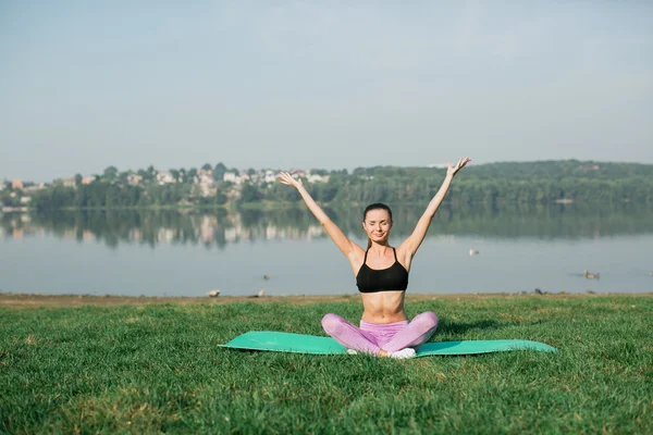 Młoda kobieta uprawia jogę — Zdjęcie stockowe