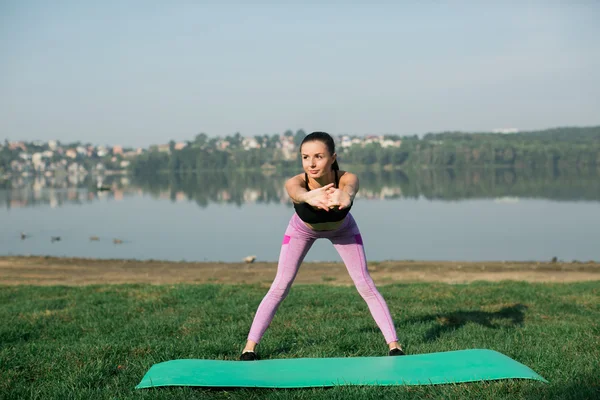 Jonge vrouw doet yoga — Stockfoto