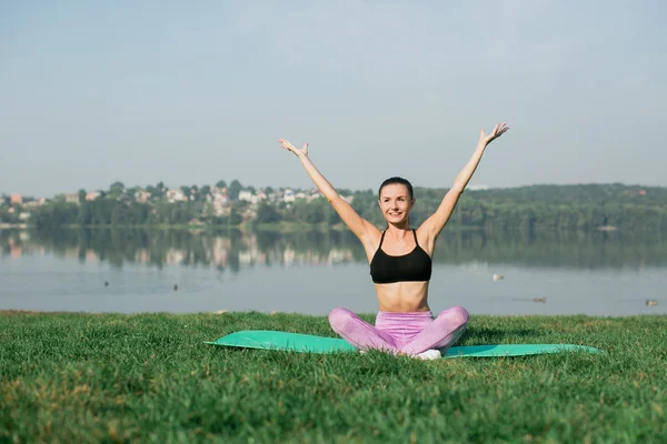 Mujer joven haciendo yoga — Foto de Stock