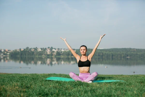 Mujer joven haciendo yoga — Foto de Stock