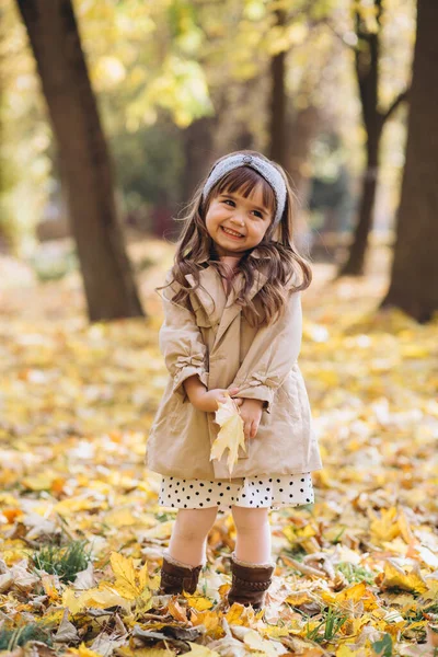 Niña Feliz Hermosa Abrigo Beige Sosteniendo Una Hoja Arce Amarillo —  Fotos de Stock