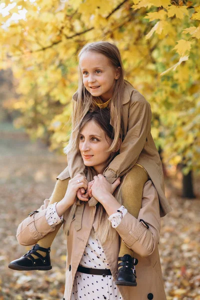 Feliz Madre Hermosa Hija Divierten Caminan Parque Otoño —  Fotos de Stock