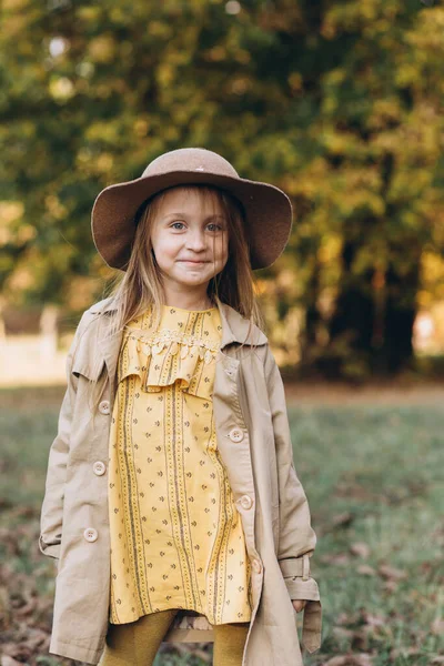 Uma Menina Vestido Amarelo Casaco Bege Passeio Outono Park — Fotografia de Stock