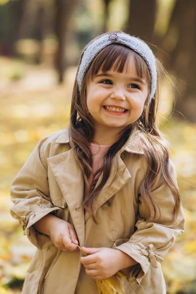 Menina Feliz Bonita Casaco Bege Caminha Parque Outono — Fotografia de Stock