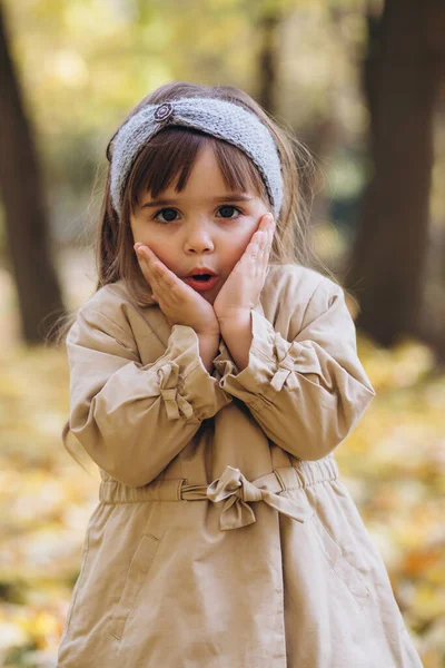 Menina Bonita Casaco Bege Mostra Emoções Parque Outono — Fotografia de Stock