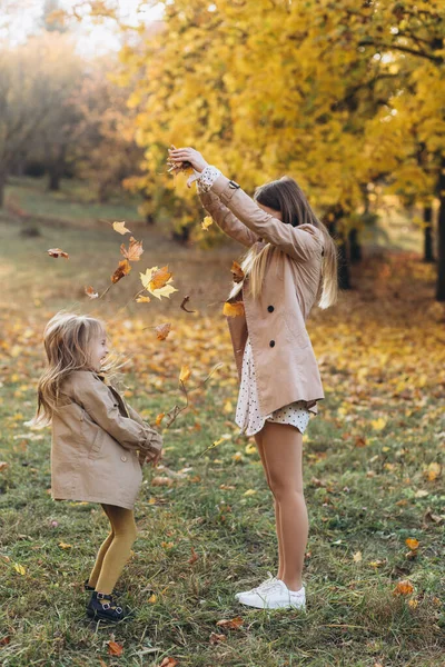 Mãe Feliz Sua Linda Filha Divertem Caminham Parque Outono — Fotografia de Stock