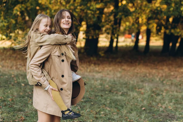 Feliz Madre Hermosa Hija Divierten Caminan Parque Otoño —  Fotos de Stock