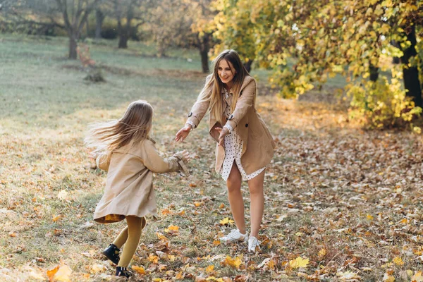 Feliz Madre Hermosa Hija Divierten Caminan Parque Otoño —  Fotos de Stock