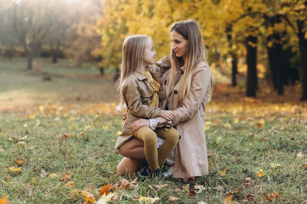 Счастливая Мама Красивая Дочь Веселятся Гуляют Осеннем Парке — стоковое фото