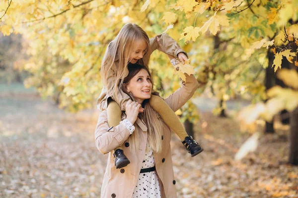 Glückliche Mutter Und Ihre Schöne Tochter Haben Spaß Und Spazieren — Stockfoto