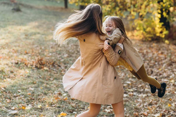 Feliz Madre Hermosa Hija Divierten Caminan Parque Otoño —  Fotos de Stock