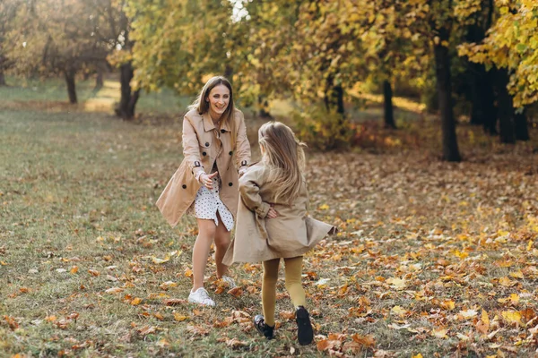 Buona Madre Sua Bellissima Figlia Divertono Passeggiano Nel Parco Autunnale — Foto Stock