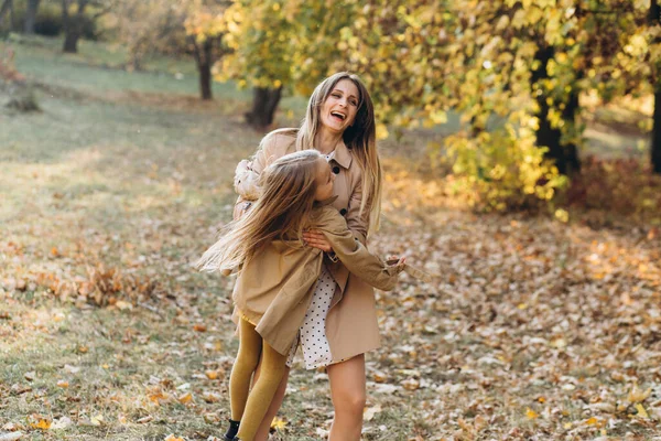 Szczęśliwa Matka Jej Piękna Córka Bawią Się Spacerują Jesiennym Parku — Zdjęcie stockowe