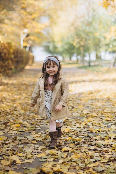 Menina Feliz Bonita Casaco Bege Caminha Parque Outono — Fotografia de Stock