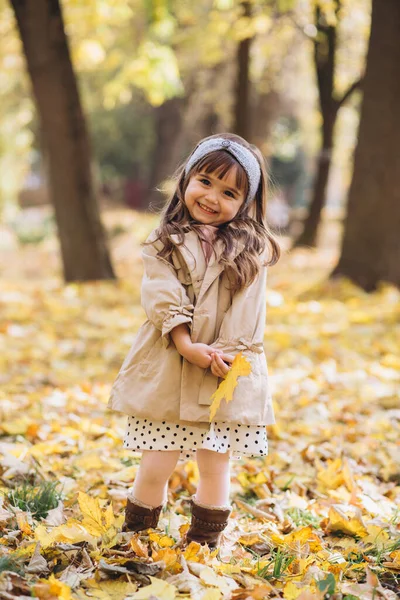 Menina Feliz Bonita Casaco Bege Segurando Uma Folha Bordo Amarelo — Fotografia de Stock