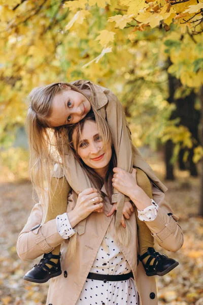 Szczęśliwa Matka Jej Piękna Córka Bawią Się Spacerują Jesiennym Parku — Zdjęcie stockowe